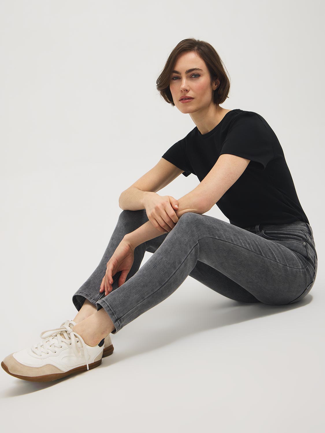 Jean en mélange de coton à jambe ajustée et taille haute