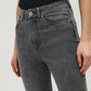 Jean en mélange de coton à jambe ajustée et taille haute
