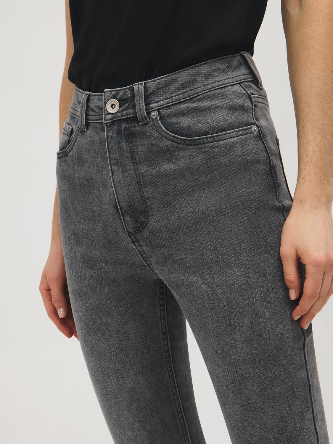 Jean en mélange de coton à jambe ajustée et taille haute