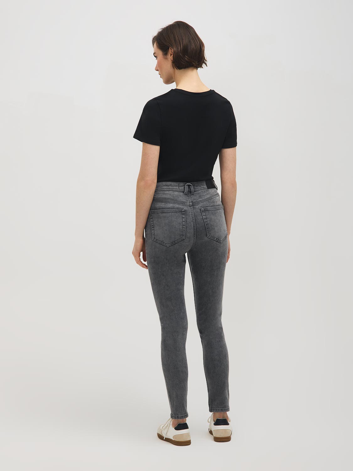 Jean en mélange de coton à jambe ajustée et taille haute