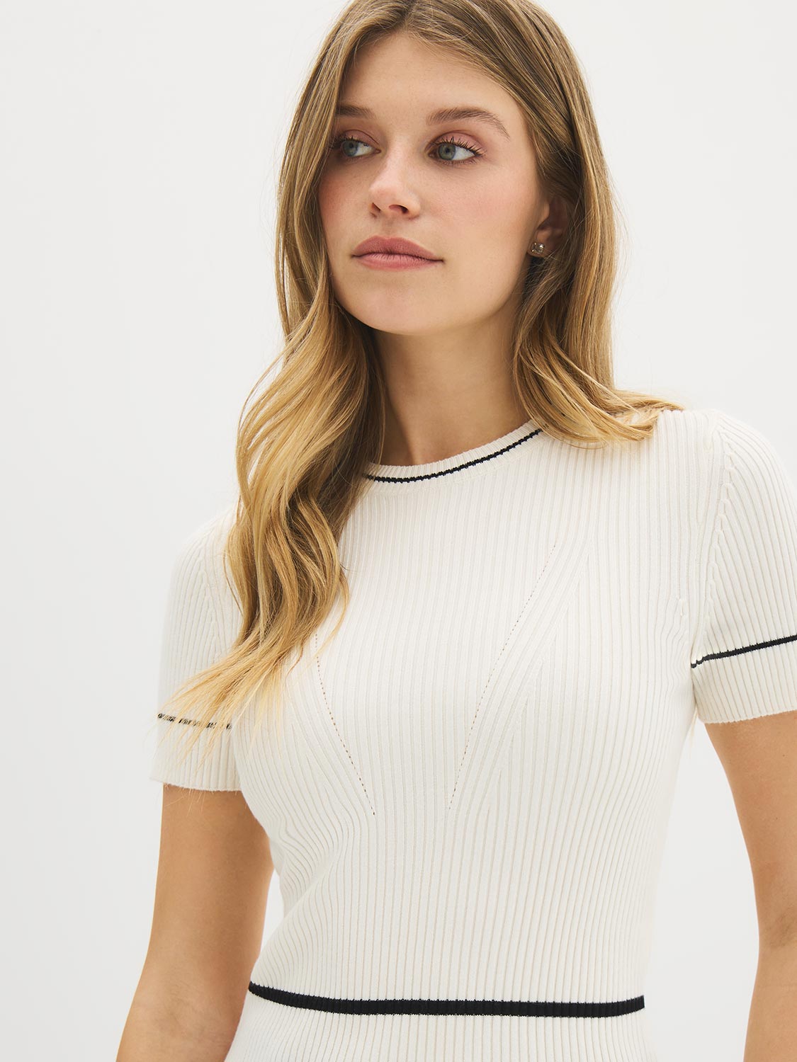 Contrast Piping Short Sleeve Sweater by Suzy.
