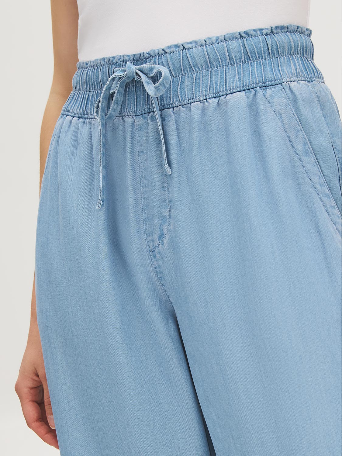 Light Wash Elastic Waist Wide-Leg Denim Pant - Woman Wearing Casual Wide-Leg Pants - Suzy Shier