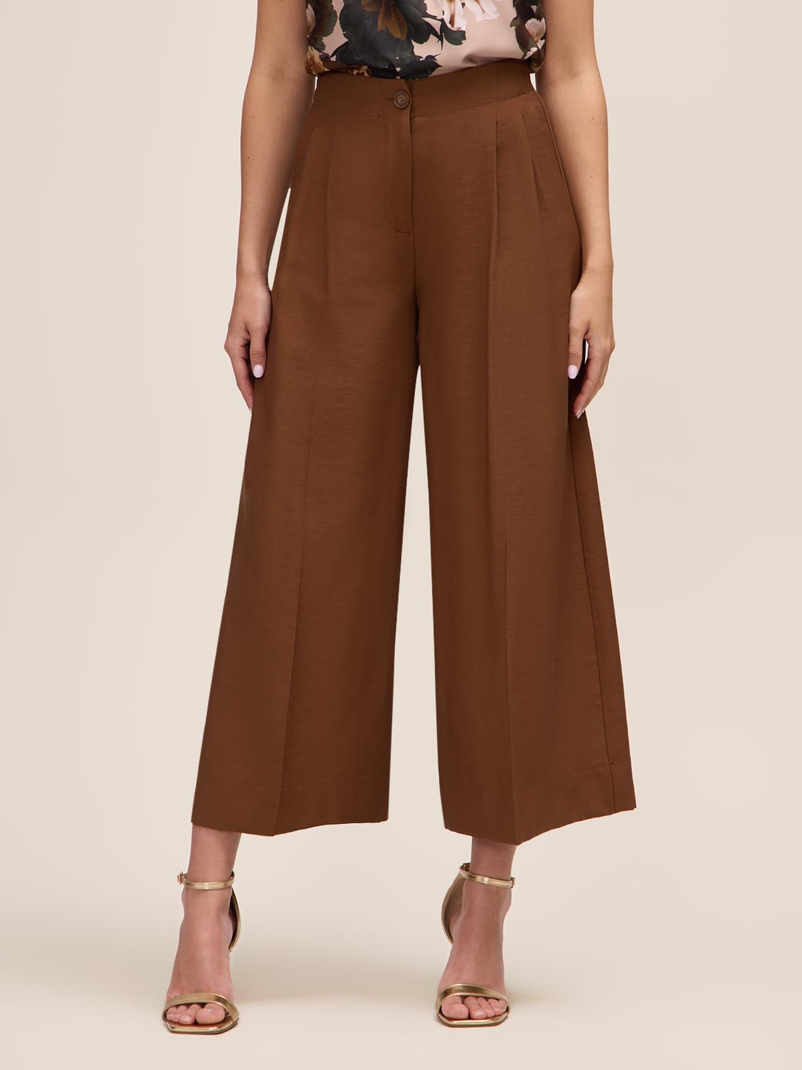 Cinnamon pleated culotte pants in fine by Le Chateau.