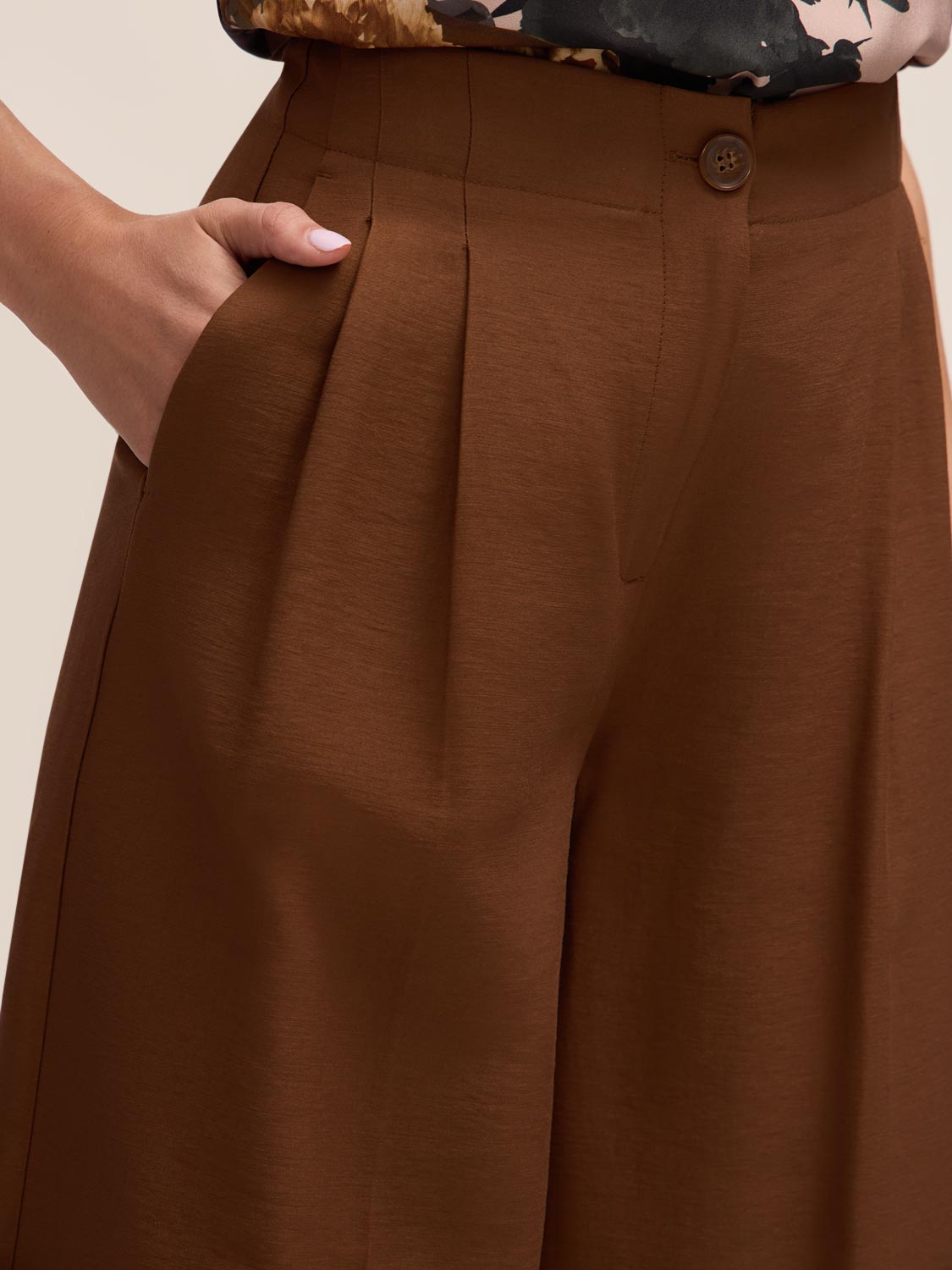 Cinnamon pleated culotte pants in fine by Le Chateau.