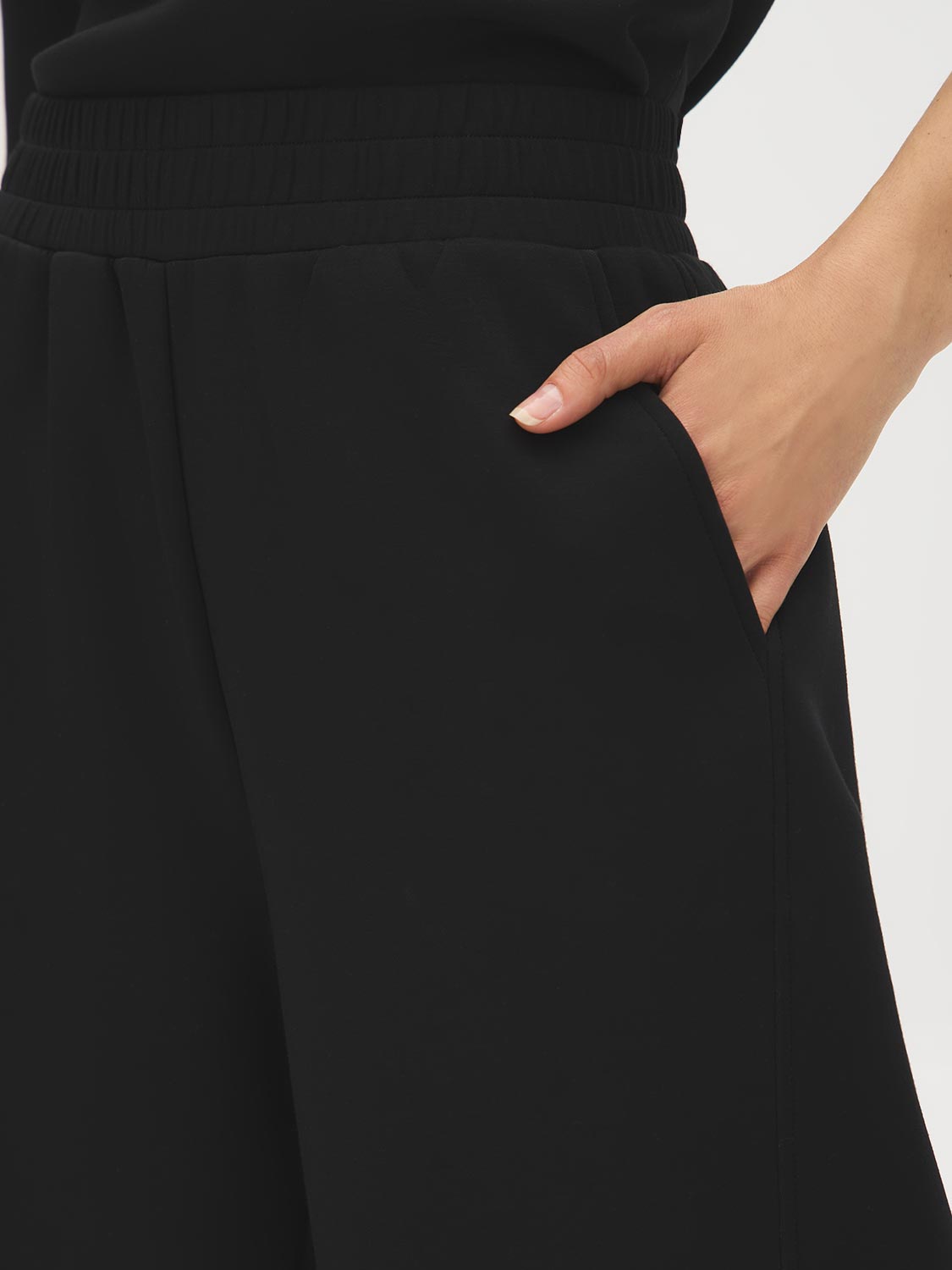 Black Barrel Leg Cloud Fleece Pants - Pocket Detail - Suzy Shier