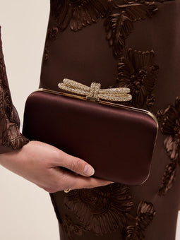  <span style='background-color: rgba(245, 245, 245, 0.6); color: #000000; font-family: Arial; font-size: 24px'>Handbags</br>LE CHÂTEAU</span>