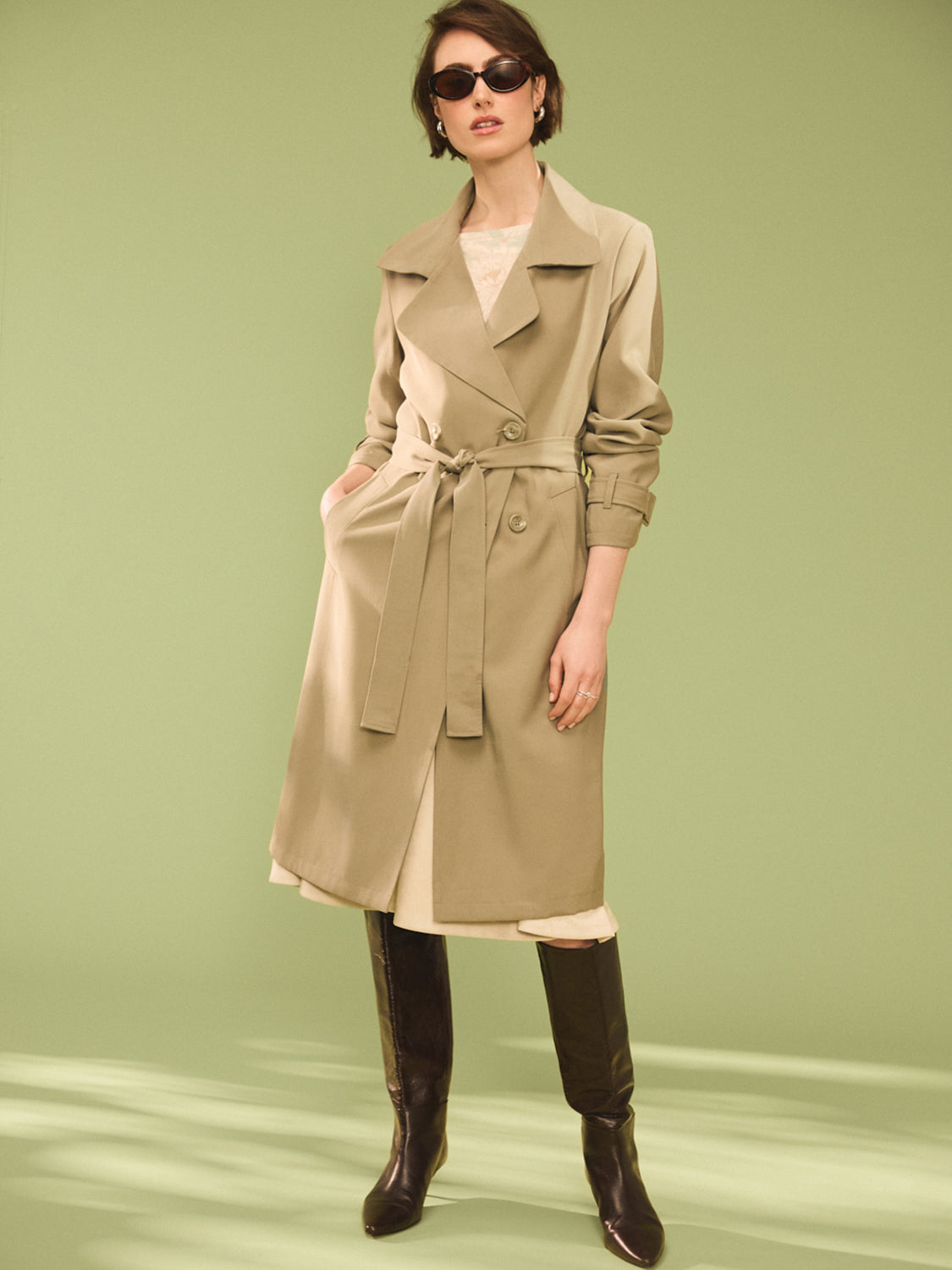 Belted trench coat in khaki grey with double-breasted closure and notch collar by Suzy.