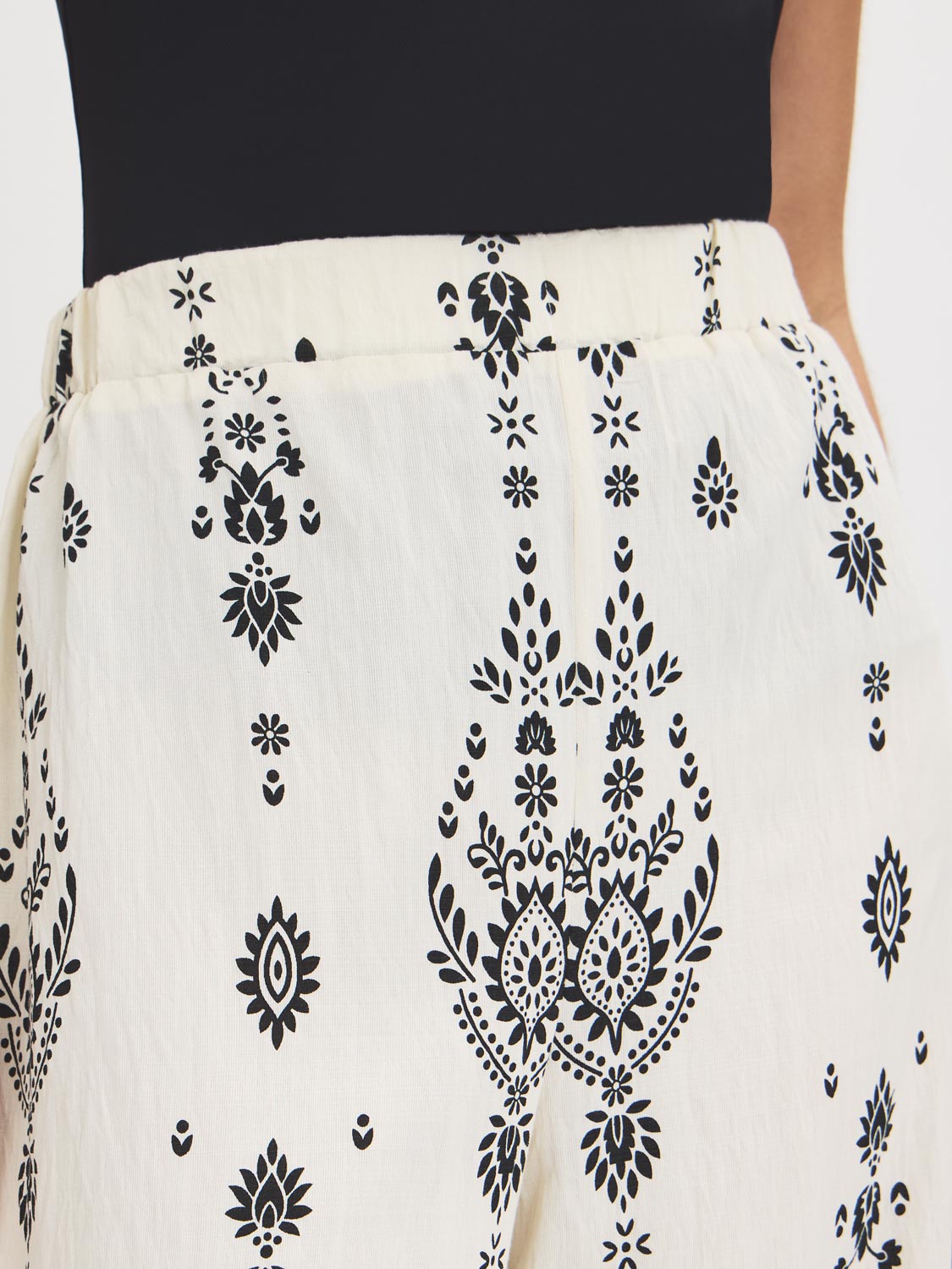 White Wide-Leg Viscose Pants with Black Border Print - Woman Wearing Casual Pull-On Pants - Suzy Shier