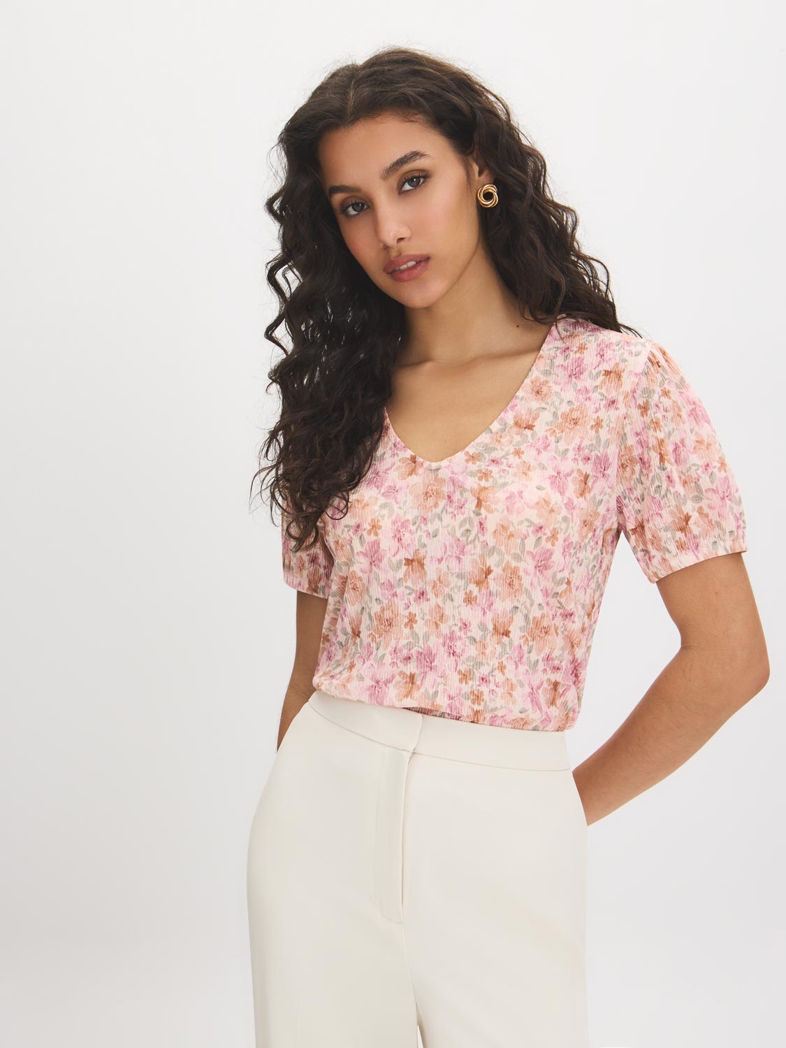Peach Dust Floral Crinkle V-Neck Top - Woman Wearing Bubble Sleeve Blouse - Suzy Shier