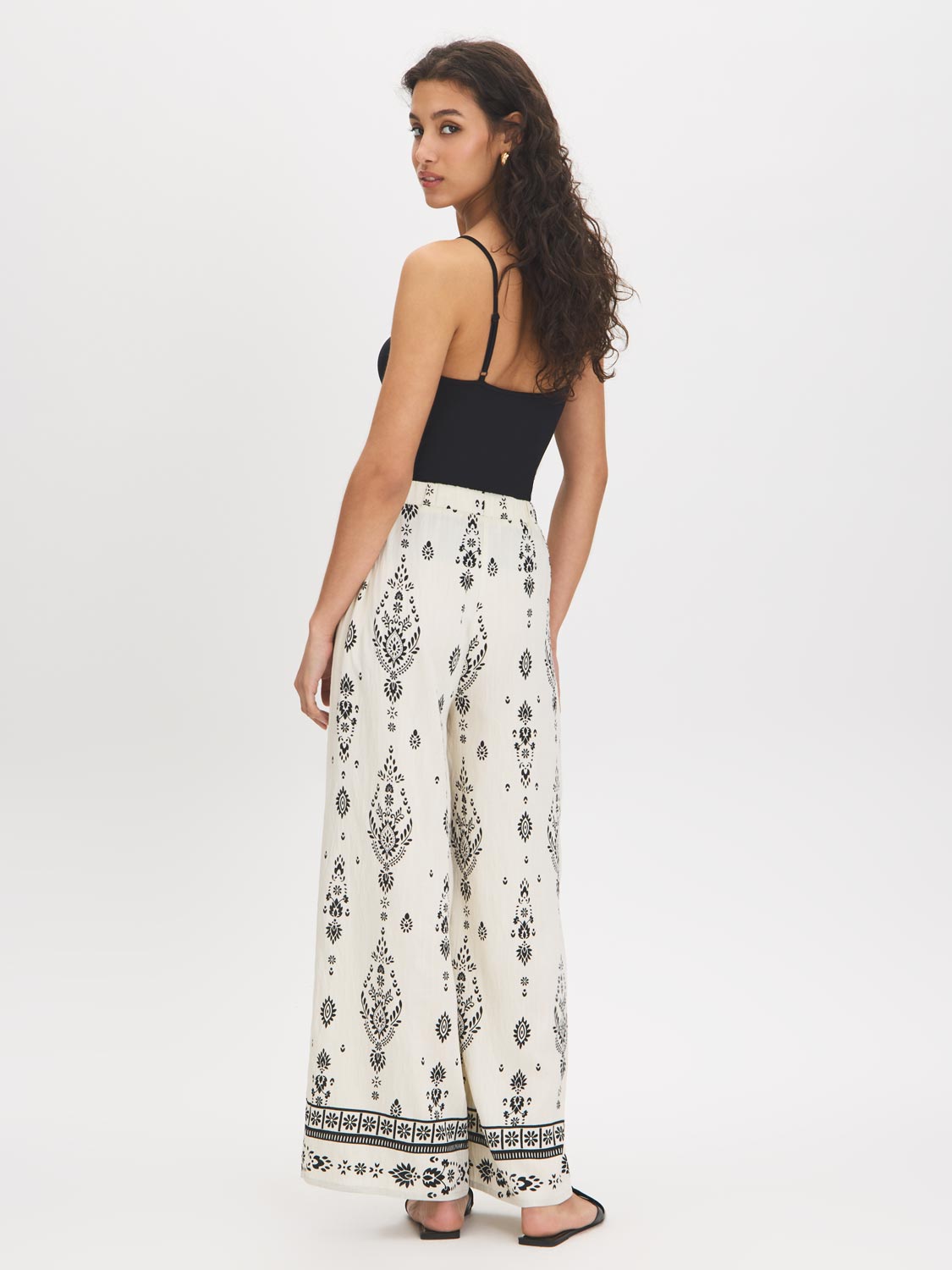 White Wide-Leg Viscose Pants with Black Border Print - Woman Wearing Casual Pull-On Pants - Suzy Shier